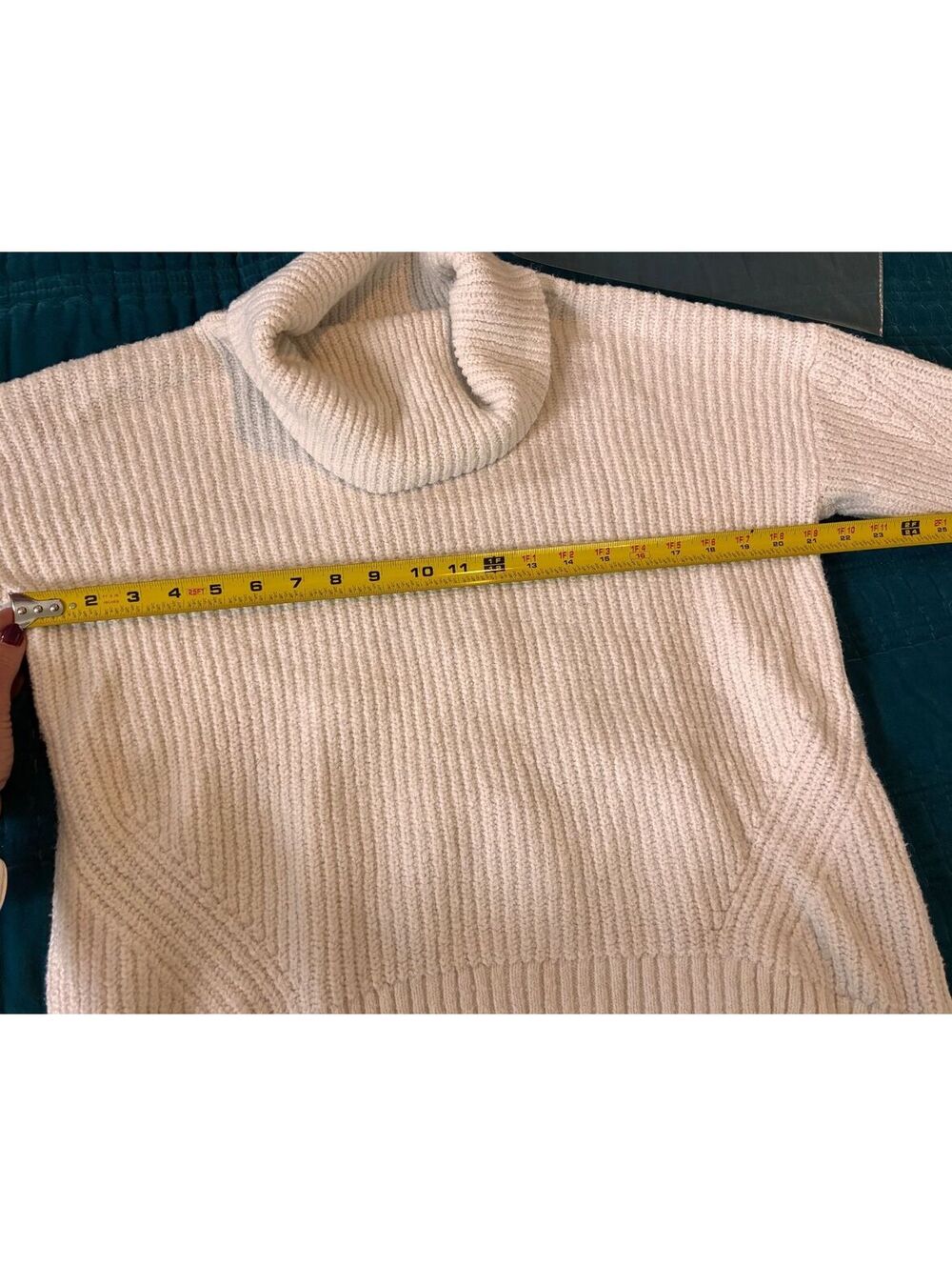 Old Navy Women's Medium Cream Turtleneck Pullover Sweater, #0013 - Picture 3 of 7